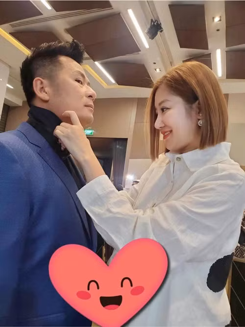 Mai Linh chia sẻ, khi Bằng Kiều ở nhà, 8 - 9h tối cô đã buồn ngủ nhưng khi nam ca sĩ đi công tác thì cô lại mất ngủ.