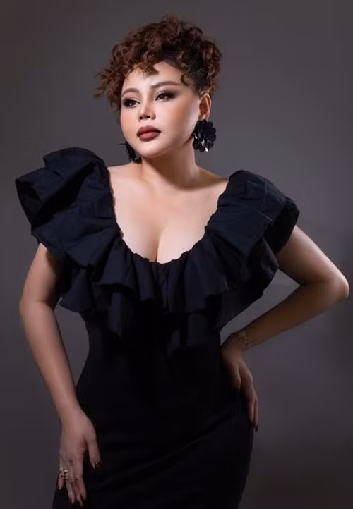 Nữ diễn viên thường chọn lối trang điểm sắc sảo.