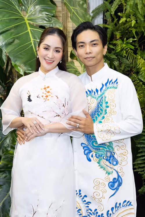 Khánh Thi đeo bộ trang sức kim cương mới để chụp ảnh áo dài Tết.