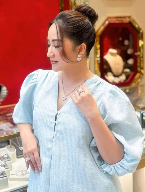 Cô lựa chọn nhẫn, dây chuyền và đôi bông tai.