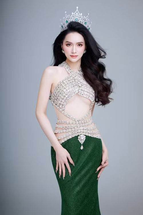 Ngoài hoạt động nghệ thuật, Hương Giang còn thành lập công ty giải trí.