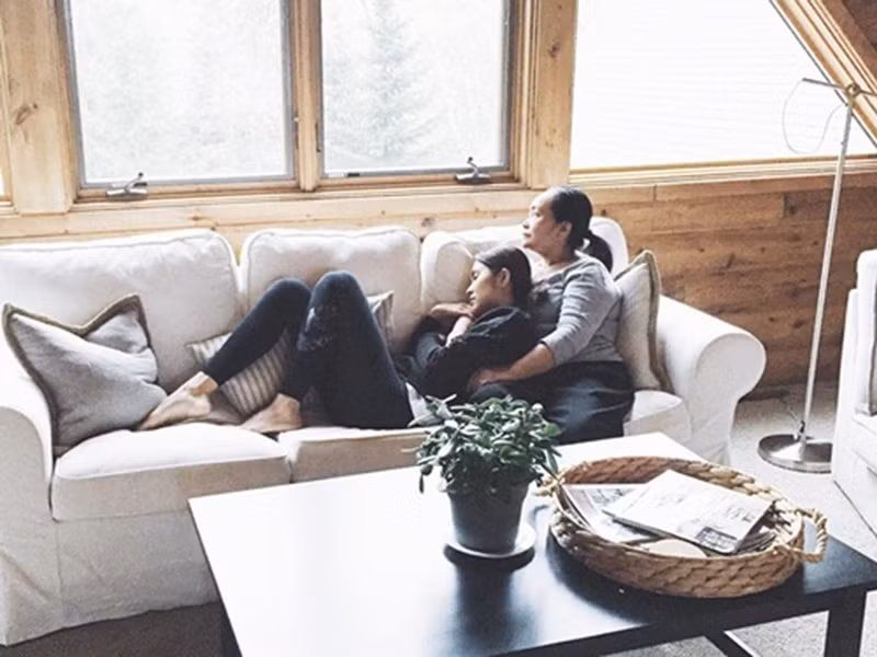 Hà Tăng chia sẻ về một chuyến du lịch cùng bố mẹ: "Con muốn đi đâu đó với ba mẹ... hay mình đến ngôi làng cổ tích nhé, có núi, có suối, có con và ba mẹ thôi!". Ảnh: FBNV.