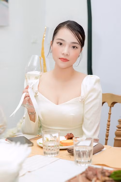 Vợ Trung Ruồi sinh năm 1996, kém chồng 3 tuổi, cô đến từ Yên Bái.