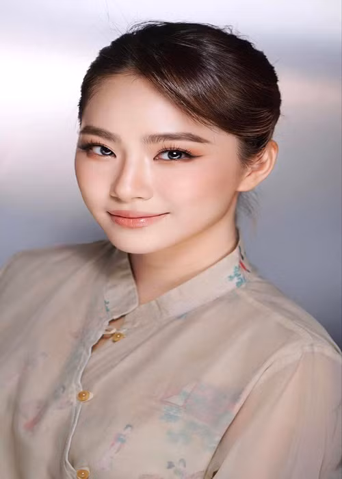 Tháng 2/2011, khi đang ngồi ở cánh gà chờ tới lượt hát, ca sĩ Lương Bích Hữu bị hũ dầu đang cháy của nghệ sĩ biểu diễn ảo thuật hất vào người khiến cô bị bỏng ở chân phải và một bên má. Trong thời gian dưỡng bệnh nữ ca sĩ phải che toàn bộ gương trong nhà vì không dám nhìn mặt mình lúc đó. Ảnh: FBNV.