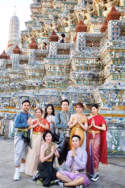  Trương Quỳnh Anh (ngoài cùng bên phải) vừa du lịch Thái Lan cùng vợ chồng Trấn Thành - Hari Won.