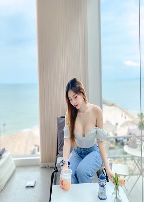 Hot girl xinh đẹp thường xuyên diện áo trễ vai, cúp ngực để khoe triệt để vòng một gợi cảm.