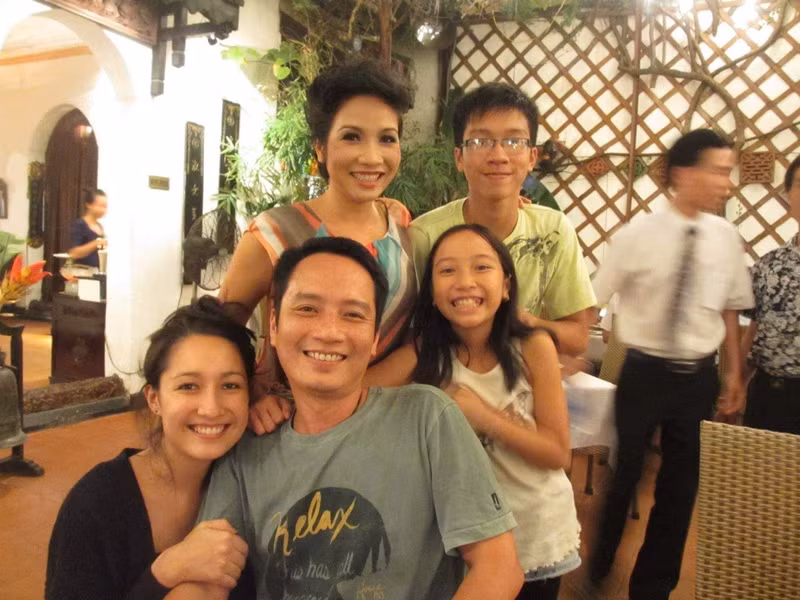 Mỹ Linh cho biết, vợ chồng Anna về Việt Nam đã được một tuần nhưng cô lại bận đi suốt. "Con lại thay mẹ chăm Tết và chăm sóc bố", nữ ca sĩ cho hay.