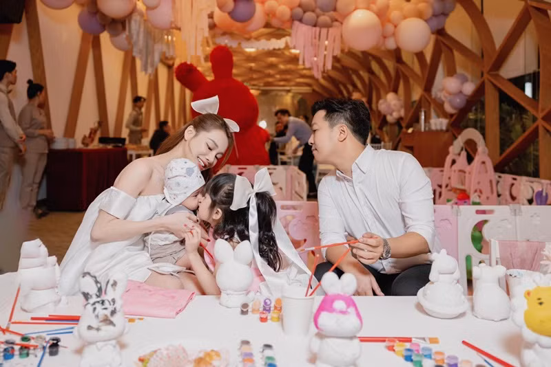 Trường Giang bày tỏ, giống như nhiều gia đình khác, gia đình anh sống và dạy cho con biết yêu thương, chia sẻ với những người xung quanh, chỉ vậy thôi chứ không có gì to tát. Ảnh: FBNV.