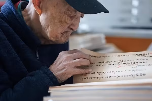 Cu ong 98 tuoi lam viec 9 tieng/ngay, chia se bi quyet truong tho