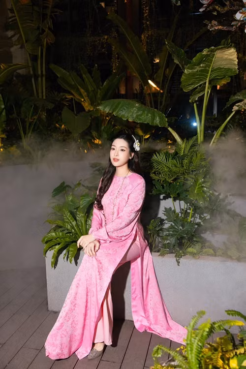 Mỹ Linh được khen ngày càng đẹp mặn mà sau khi sinh con gái.