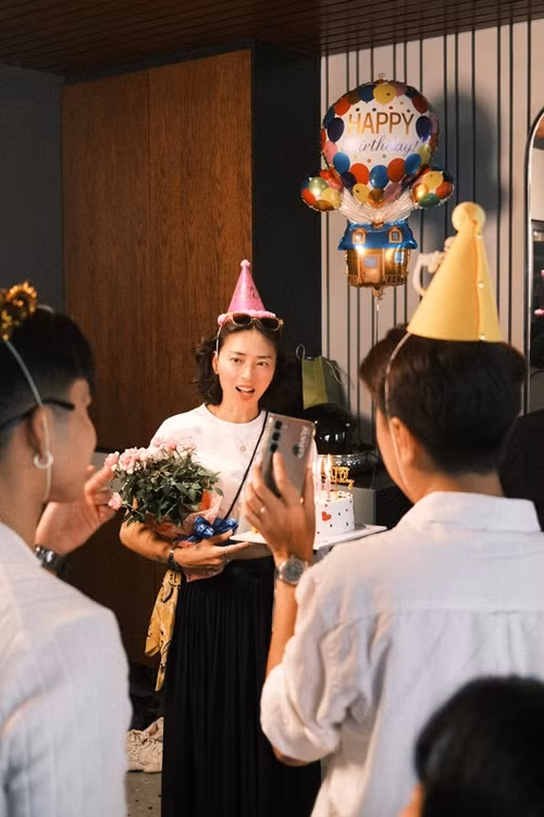 Các học trò, bạn bè tổ chức sinh nhật cho Ngô Thanh Vân.
