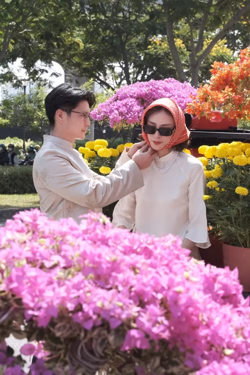 Huy Trần yêu chiều vợ hết mực. Anh chăm sóc Ngô Thanh Vân từng bữa ăn đến giấc ngủ.
