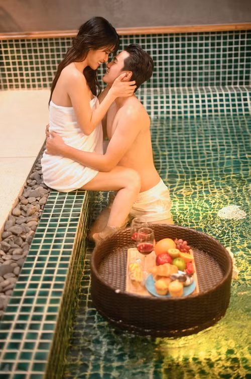 Thảo Trang - Quang Pháp quen nhau sau khi đóng chung phim "Má tôi là đại gia". Ban đầu, Thảo Trang tưởng bạn diễn kém 8 tuổi tính tình trẻ con, ham chơi. Tuy nhiên, khi ngày càng thân thiết, cô nhận ra Quang Pháp rất chín chắn.