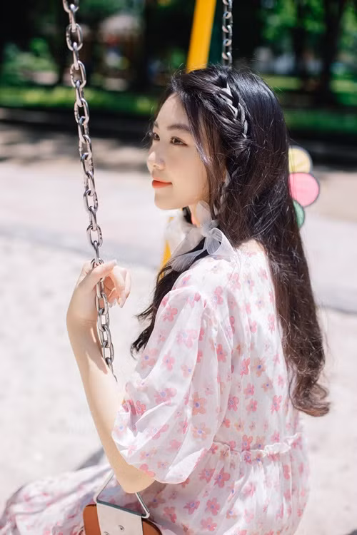 Gương mặt của con gái Quyền Linh được nhận xét đẹp không góc chết.