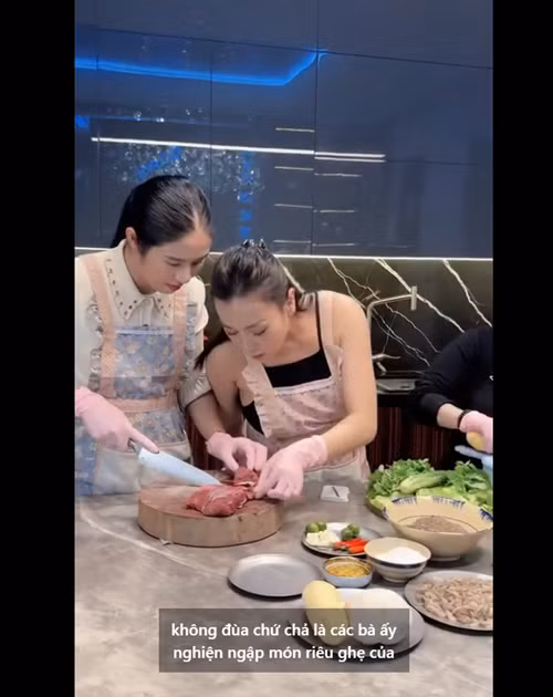 Trong video nấu ăn mới nhất, Phương Oanh có hai người bạn vừa đến hỗ trợ vừa học nấu nướng, một trong số đó là Hoa hậu Ngọc Hân.