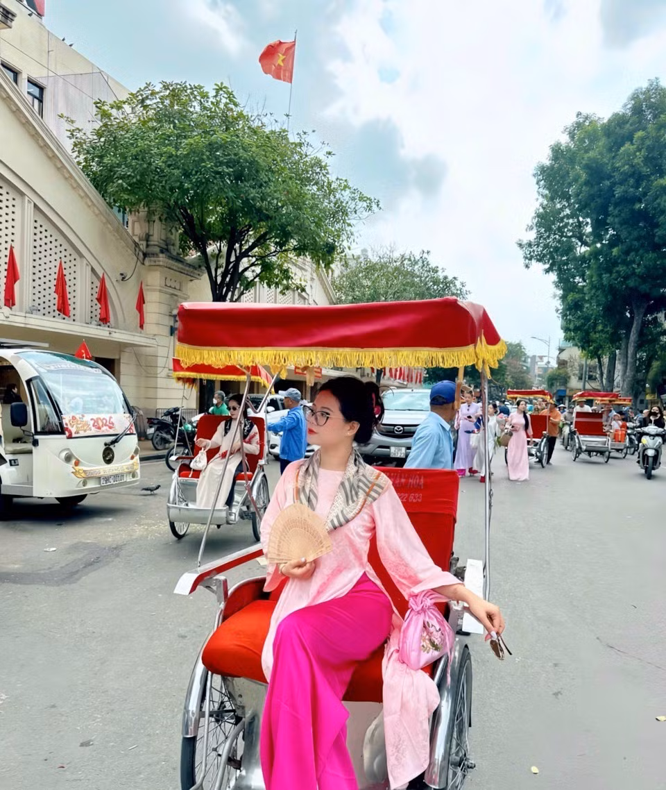 Năm nay, những chiếc áo dài cổ điển kết hợp khăn choàng, guốc mộc, kính và quạt vừa mang nét đẹp cổ điển vừa hiện đại đặc biệt được yêu thích. (Nguồn: KT&amp;ĐT)
