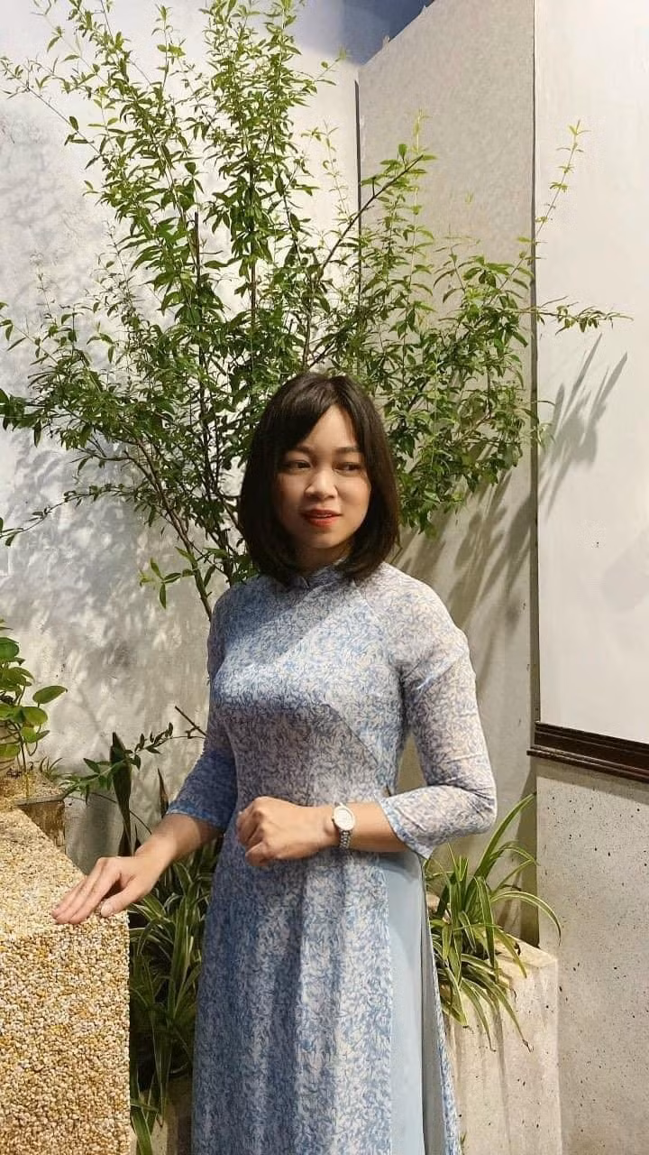 Diện áo dài dịu dàng. (Ảnh: Nhật Hà)