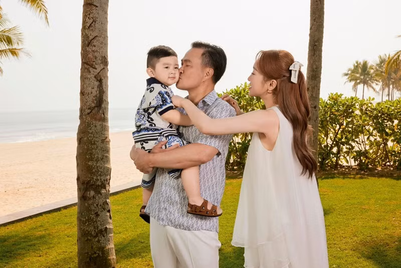 Gia đình Chi Bảo tận hưởng khoảng thời gian yên bình bên nhau.