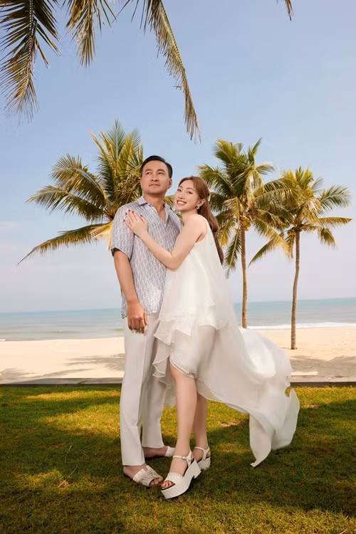 Vợ Chi Bảo tung loạt ảnh đẹp như tranh vẽ của gia đình trong chuyến nghỉ dưỡng.