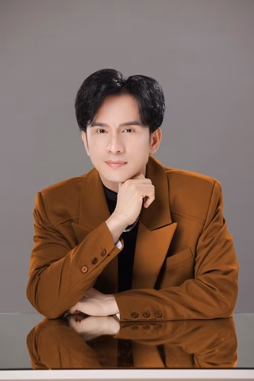 Sau nhiều năm hoạt động nghệ thuật, anh Bo vẫn sở hữu gương mặt trẻ trung. Ảnh: FBNV.