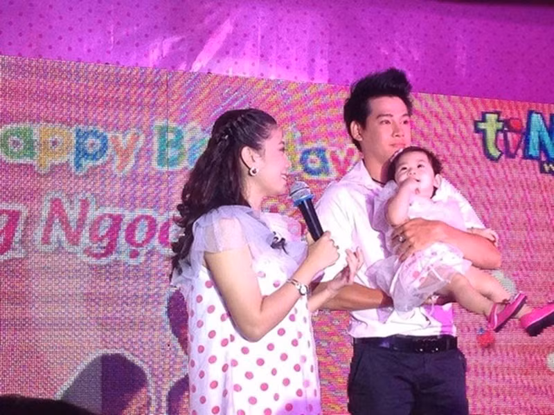 Phùng Ngọc Huy từng gây ồn ào bởi cuộc tình một thời với cố diễn viên Mai Phương. Cả hai chia tay sau đó quay lại vì Mai Phương mang bầu con gái Lavie. Khi con gái 1 tuổi, Phùng Ngọc Huy và Mai Phương chia tay. Ảnh: Yan.