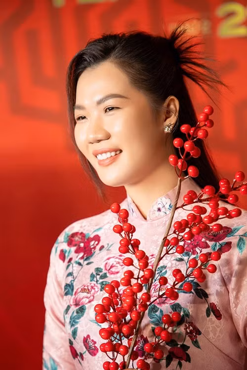 Mới đây, cô nàng gây chú ý khi diện áo dài tham dự một bữa tiệc cuối năm. Ảnh: FBNV.