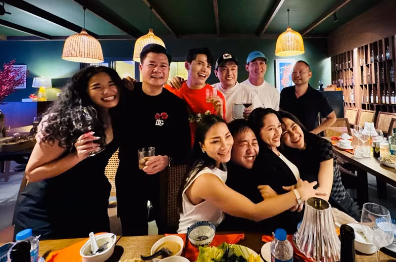 Quang Dũng mời những người bạn thân thiết trong showbiz đến dự tiệc tất niên.