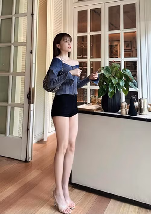 Bạn gái cũ tin đồn của Sơn Tùng M-TP năm nay 30 tuổi. Cô sở hữu gương mặt xinh đẹp, vóc dáng vô cùng thon gọn, gợi cảm.