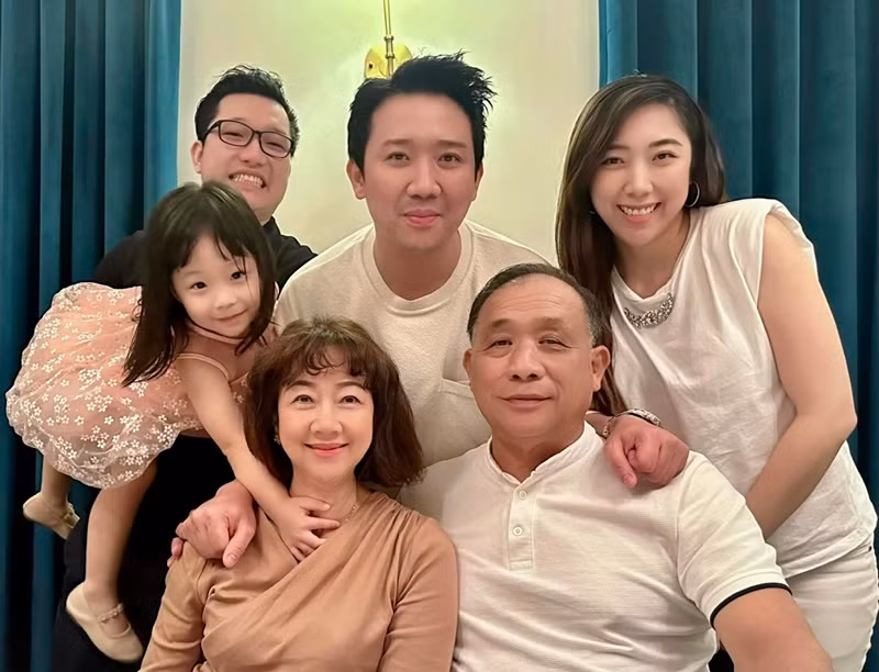 Huỳnh Mi được nhận xét có gương mặt giống anh trai nổi tiếng.