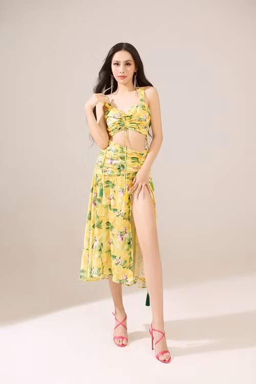 Ngọc Hằng hiện cao 1m74, có số đo ba vòng 85-60-89 cm.
