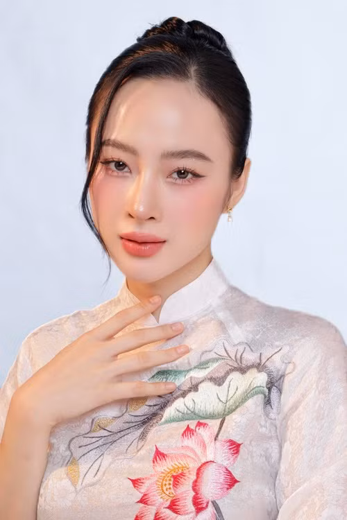 Năm 2020, trên trang cá nhân, Angela Phương Trinh chia sẻ quyết định ăn chay cả đời. Trước đó, mỹ nhân Việt này tích cực ăn chay trường.
