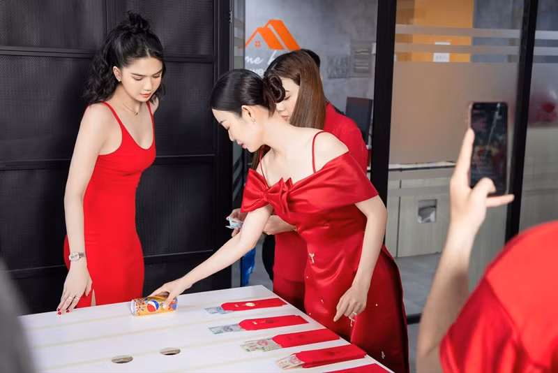 Ngọc Trinh đang cố gắng bắt nhịp với cuộc sống hối hả.