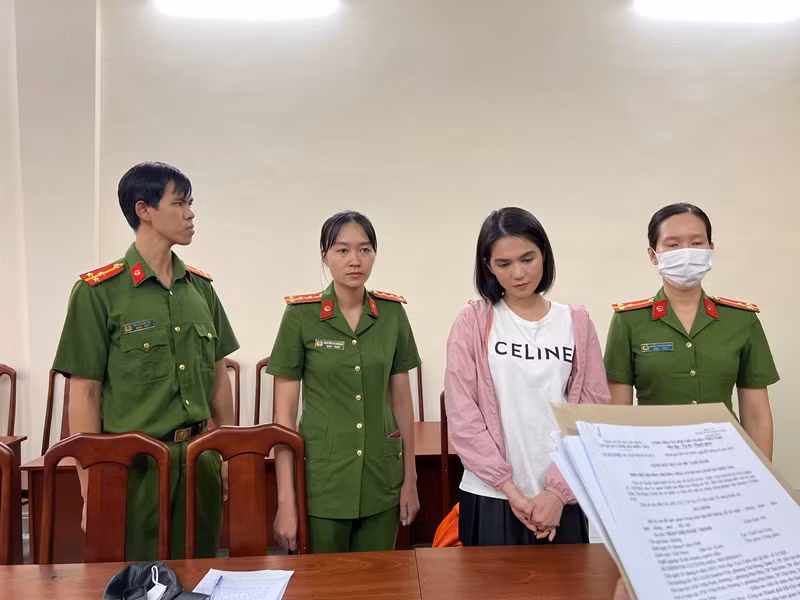 Theo Tiền Phong, kết quả điều tra, cơ quan Cảnh sát điều tra Công an TPHCM xác định, người mẫu Ngọc Trinh không có giấy phép lái xe mô tô hạng A2 nhưng ngày 6/10/2023, người này cùng với Đông tổ chức, thực hiện hành vi điều khiển xe mô tô biển số 59A3-115.88 (hiệu BMW, dung tích xi lanh 999cm3) lưu thông, biểu diễn trên đoạn đường D15 Khu Công nghệ cao (phường Tăng Nhơn Phú B, TP Thủ Đức) với các động tác lái xe nguy hiểm, tư thế phản cảm, không mặc đồ bảo hộ, nằm, quỳ gối trên yên xe…, cho quay video biên tập lại rồi đăng tải lên mạng xã hội. Ảnh: Công An TP HCM.