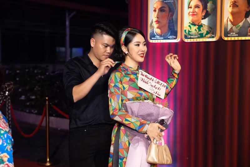 Nam ca sĩ không ngại nấu cơm mang lên trường quay cho vợ. Trung Kiên còn sẵn sàng may váy, giặt giũ, chăm sóc các con giúp bà xã. Chồng trẻ của Lê Phương cũng nhiệt tình hộ tống vợ đi khắp mọi nơi từ đi dự sự kiện, đóng phim hay đi gặp gỡ bạn bè.