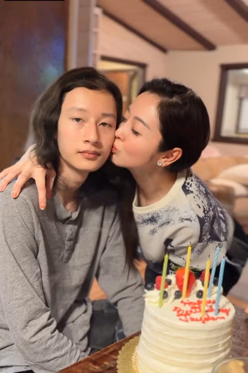 Mới đây, Jennifer Phạm chia sẻ hình ảnh hôn má con trai Bảo Nam khi cậu nhóc bước sang tuổi mới. "Chúc mừng sinh nhật tình yêu lớn của mẹ", Jennifer Phạm viết.