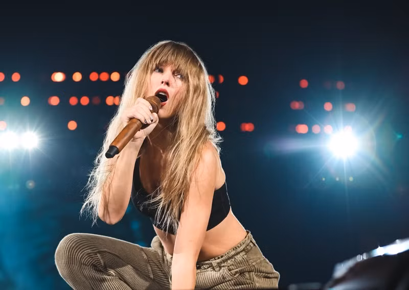 Taylor Swift trở thành ngôi sao tỷ USD của Hollywood, sau các nghệ sĩ Jay-Z hay Rihanna. Ảnh: FBNV.