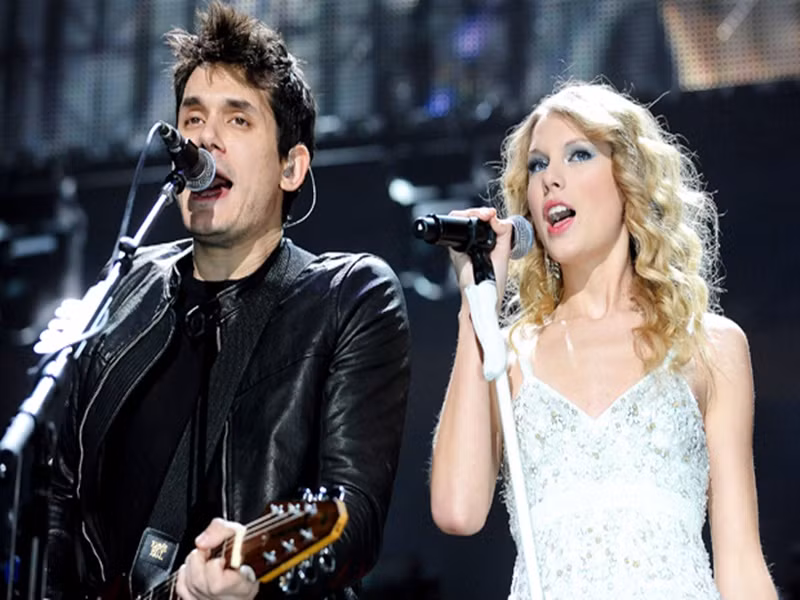 Từ năm 2009 đến 2010, cô yêu ca sĩ kiêm nhạc sĩ tài năng của Mỹ John Mayer. Ảnh: Vietnamnet.