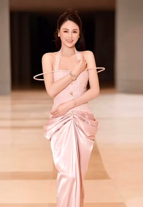Lương Thu Trang sở hữu nhan sắc xinh đẹp không kém hoa hậu.