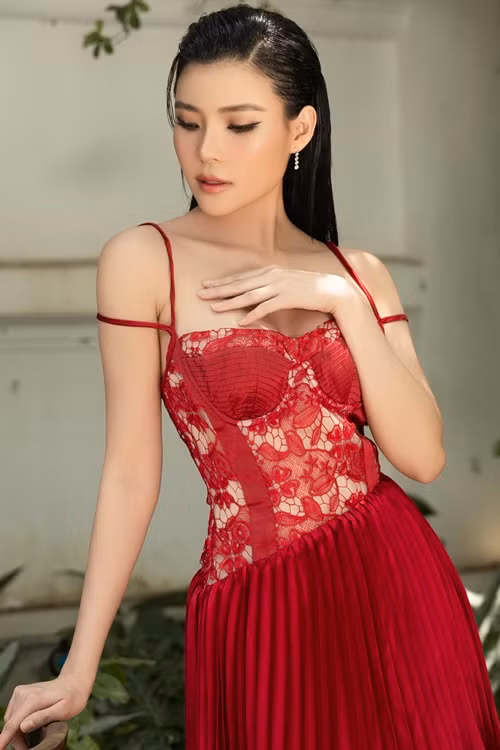 Bà xã Lương Thế Thành chia sẻ thêm, trước đây, vòng 1 của cô khá nhỏ, sinh con, vòng 1 càng xuống cấp, khiến cô không dám diện trang phục gợi cảm.