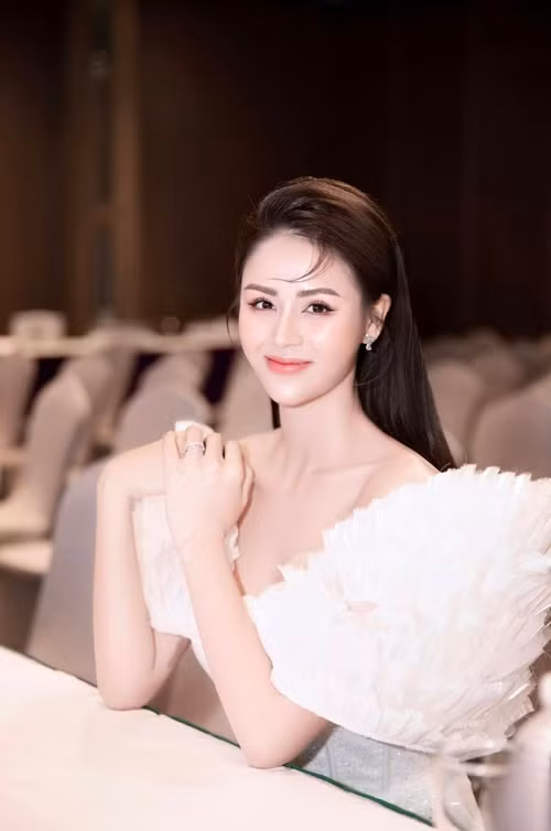 Nữ diễn viên gắn liền với hình tượng gợi cảm ở đời thường.