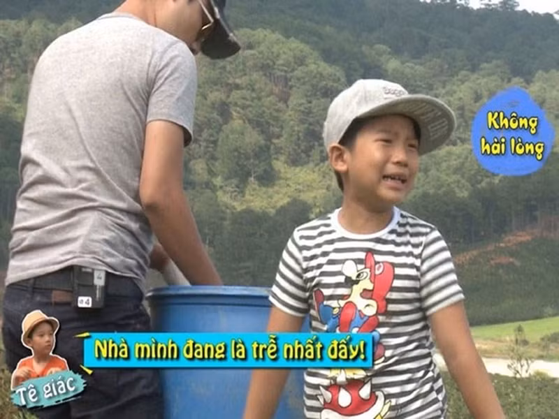 Khi mới cùng bố tham gia Bố ơi, mình đi đâu thế, Tê Giác khá hiếu thắng và hay khóc nhè.Tuy nhiên, bé Tê Giác ngày càng trở nên điềm tĩnh, hiểu chuyện và cởi mở hơn. Ảnh: FBNV.