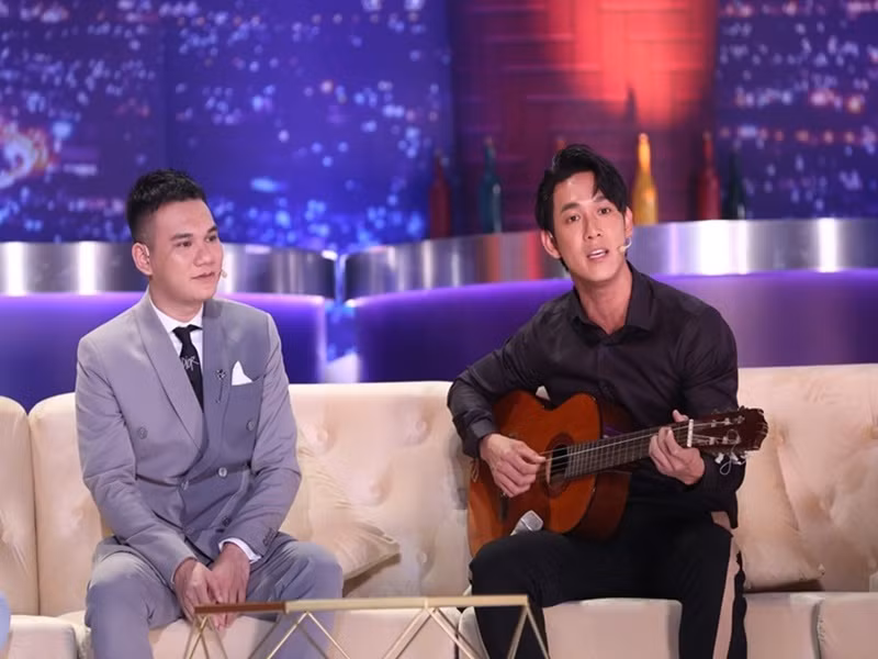 Nam diễn viên khóc nhiều trước mặt Khắc Việt. Theo nam ca sĩ, quãng thời gian đó, Song Luân mới lớn và vẫn trẻ con. Ảnh: Người Đưa Tin.
