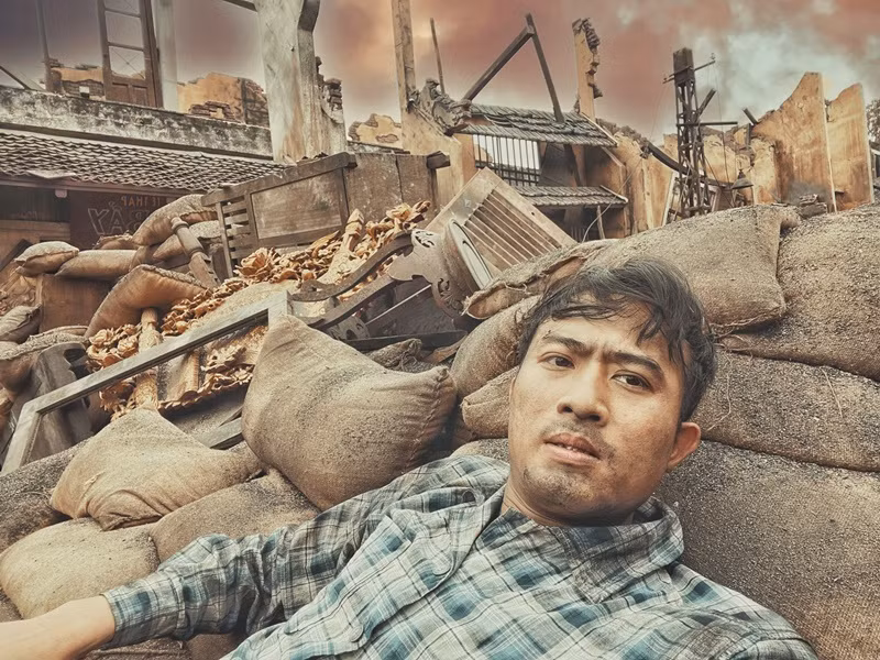 Doãn Quốc Đam chia sẻ trên Dân Trí: "Tham gia Đào, phở và piano, tôi đã có những trải nghiệm khác nhau, gồm vô số cảnh leo trèo mạo hiểm, đều tự mình thể hiện. Trong đó, với cảnh quay lăn từ mái ngói xuống, đầu gối, khuỷu tay và toàn bộ cơ thể tôi đều bị xước. Phần ngói trên mái là ngói có những núm vẩy như vẩy rồng, rất nhọn. Cũng bởi vậy khi cắm vào cùi chỏ, đầu gối và phần hông, đều gây trầy xước chảy máu".