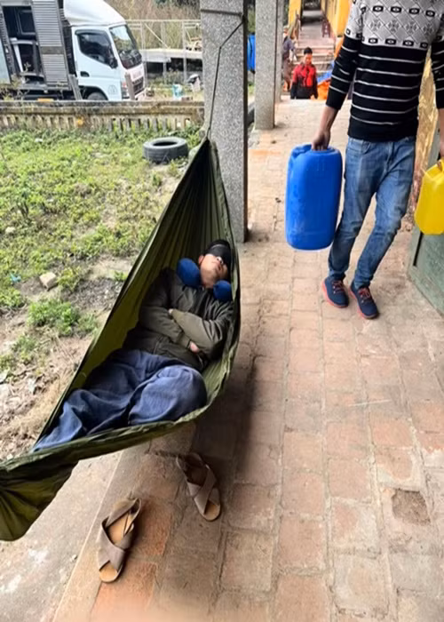 Anh chia sẻ: "Đi quay thì tiện đâu, bạ đâu thì ngủ đấy thôi. Anh em ai cũng như ai. Tranh thủ chợp mắt chứ đôi khi đang ngủ nghe hiệu lệnh: “Đam ơi ra quay” là lại bật dậy nên lăn lóc như này là tiện nhất. Mỗi tội là đôi khi bị chụp trộm làm bằng chứng vì lẻn trèo lên võng người khác nằm nhờ".