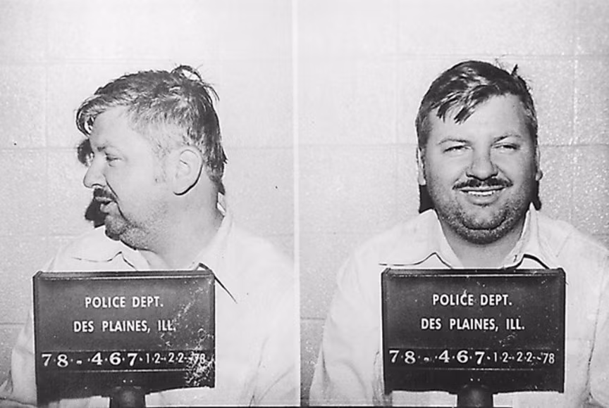 John Wayne Gacy là một kẻ giết người hàng loạt khét tiếng nước Mỹ. Hắn cải trang thành chú hề để dụ dỗ trẻ em đến những khu vực vắng vẻ rồi hạ sát. Năm 1980, Gacy đã bị bắt giữ và lãnh án tử hình sau khi thực hiện hơn 30 vụ giết người.