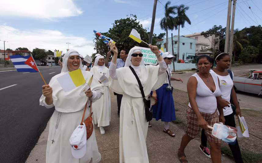 Người dân vẫy quốc kỳ Cuba và Vatican trong lúc chờ đón Giáo hoàng Francis ở La Habana.