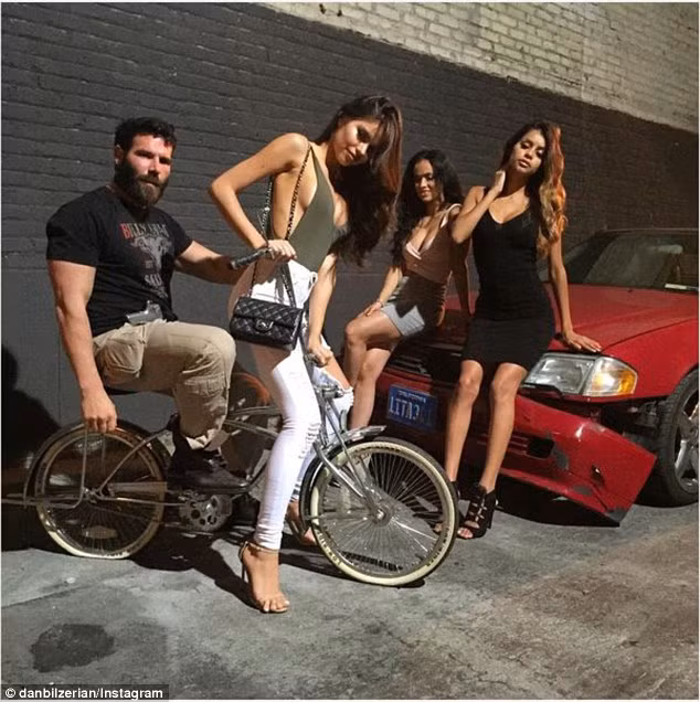 Bilzerian đạp xe cùng dàn chân dài.