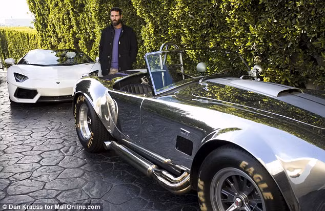 Tuy nhiên, Dan suýt “rước họa vào thân” vì tính sĩ diện đó của anh. Ảnh: “Vua Instagram” Dan Bilzerian bên hai chiếc siêu xe Shelby Cobra và Lamborghini.