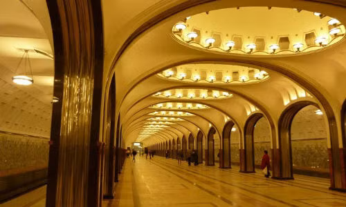 Nhà ga Mayakovskaya được coi là một trong những nhà ga đẹp nhất trong hệ thống ga ở Moscow bởi những chiếc cột san sát bằng thép không gỉ.