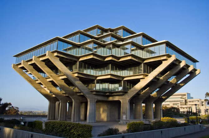 Thư viện Geisel thuộc Đại học California (Mỹ) với lối kiến trúc thô và không có tính thẩm mỹ.